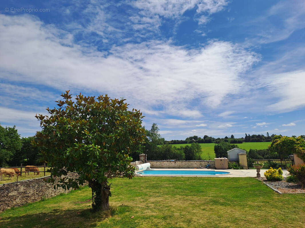Maison à BECON-LES-GRANITS