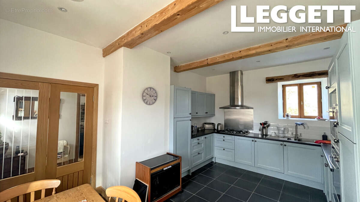 Superbe maison en pierre de caractère avec 2 chambres, située dans un hameau paisible. Terrain de 2825 m² - photo 5