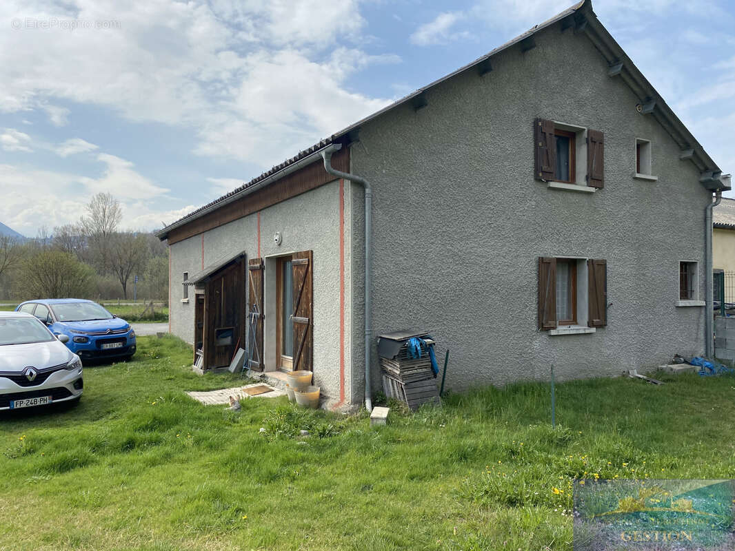 Hangar, pieces et terrain - photo 2