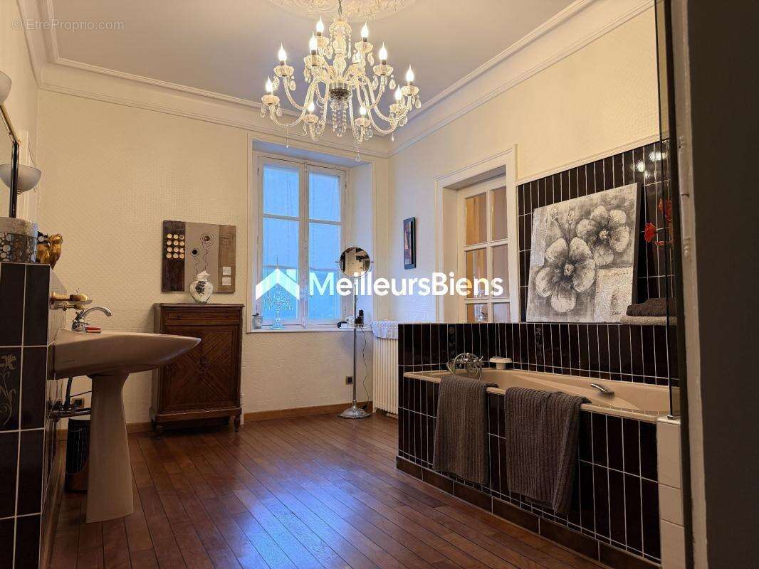 Maison à MONTREUX-CHATEAU