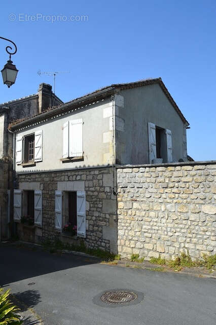 Maison à VILLEBOIS-LAVALETTE