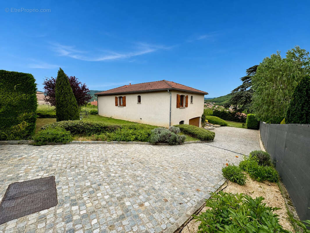 Maison à LES MARTRES-DE-VEYRE