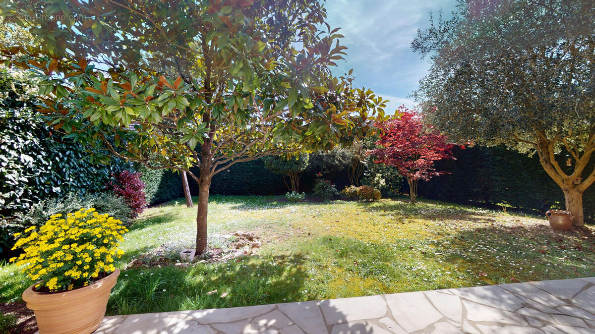 Maison à SAINTE-GENEVIEVE-DES-BOIS