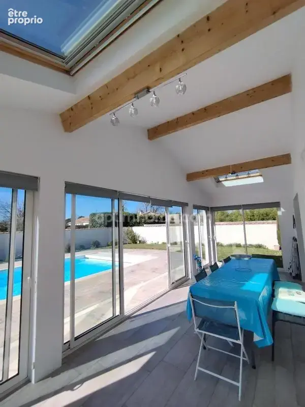 Charente, à Vars, maison de plain pied de 137 m², 4 chambres, véranda, piscine, garage et terrain clos 1002 m² - photo 2
