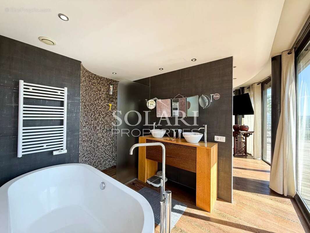 Villa de 300 m² avec piscine et vue mer - photo 9