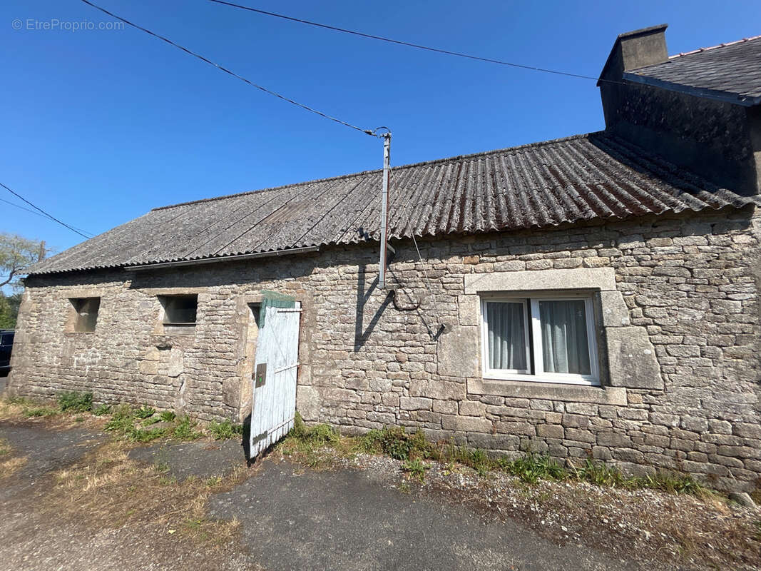 QUISTINIC   Maison avec dépendances sur un terrain de 2 327 m2 - photo 10