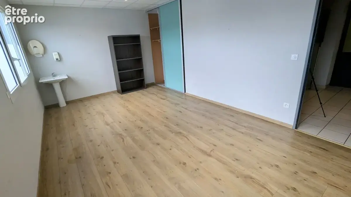Local professionnel  114 m² - photo 3