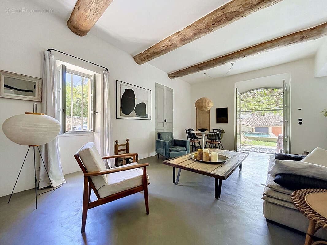 Maison en pierre rénovée, 3 chambres, double garage, jardin et piscine - photo 2