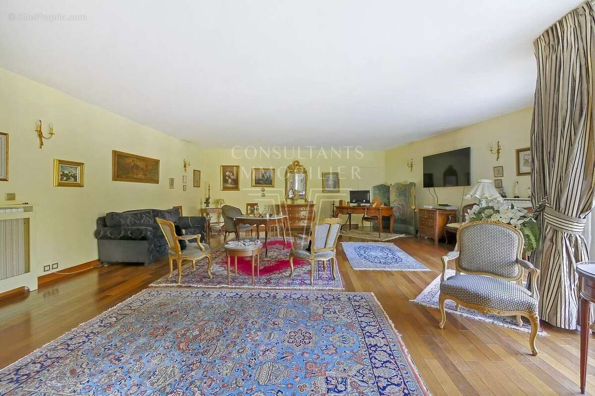 Appartement à NEUILLY-SUR-SEINE