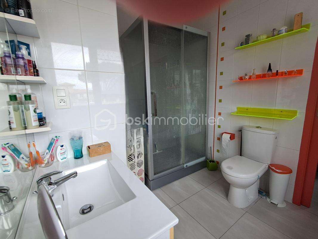 Maison spacieuse et rénovée proche de la zone commerciale - photo 17
