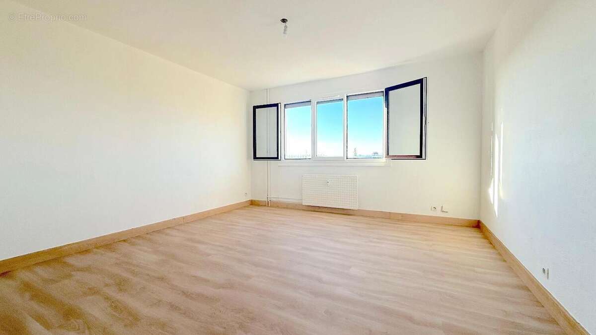 Appartement 62 m² à Decines-Charpieu  - photo 5