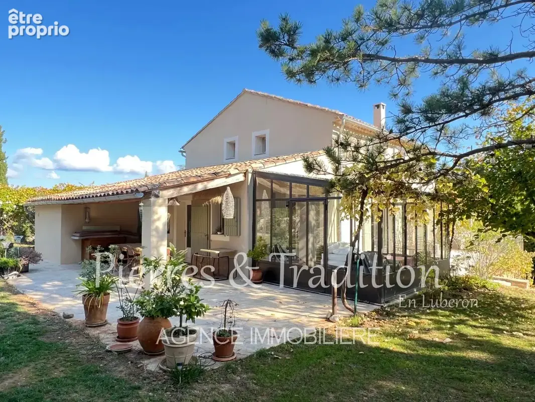 Propriété rénovée au coeur du Luberon avec piscine, cabanons et vignes - photo 2