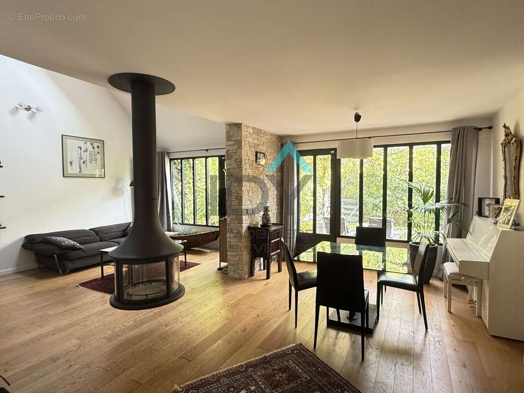 Maison à LE MESNIL-LE-ROI