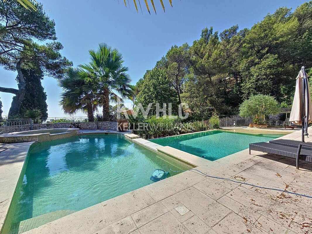 Maison 250 m² à Eze  - photo 8
