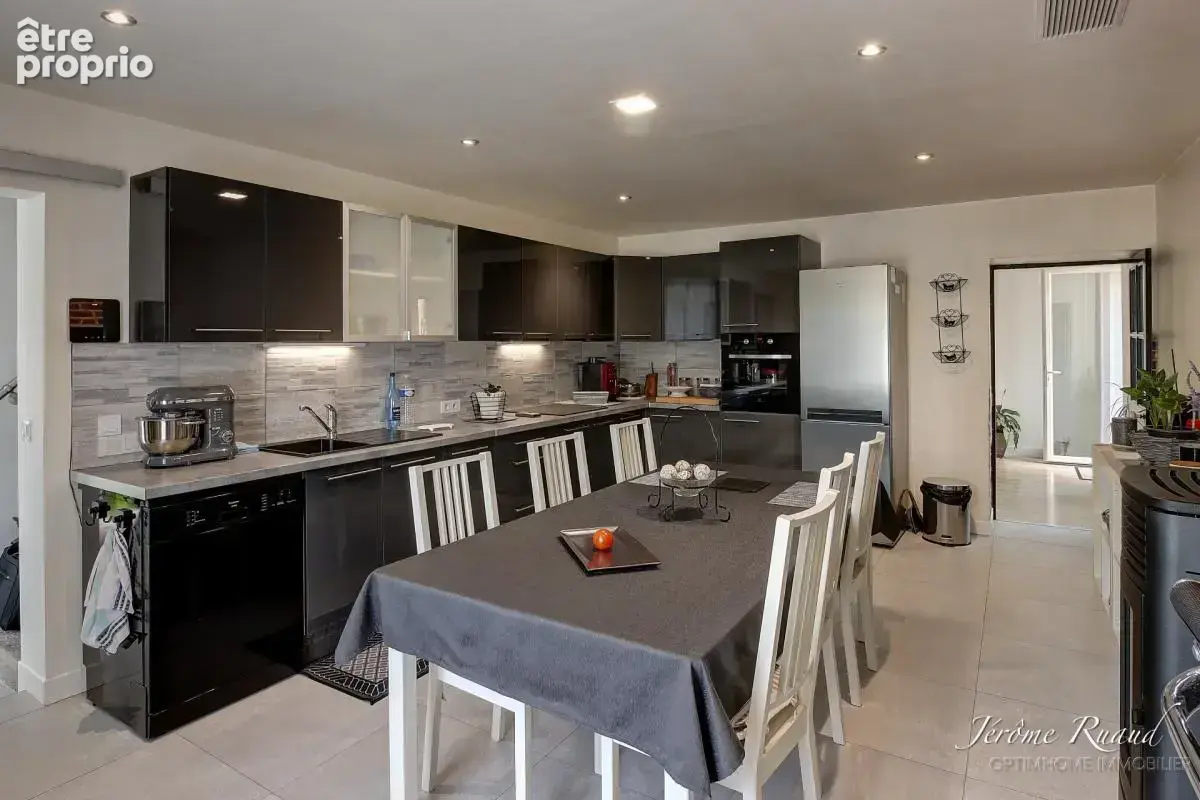  205 m² rénovés – 4 chambres + bureau – 4 523 m² de terrain, grange et garage - photo 2