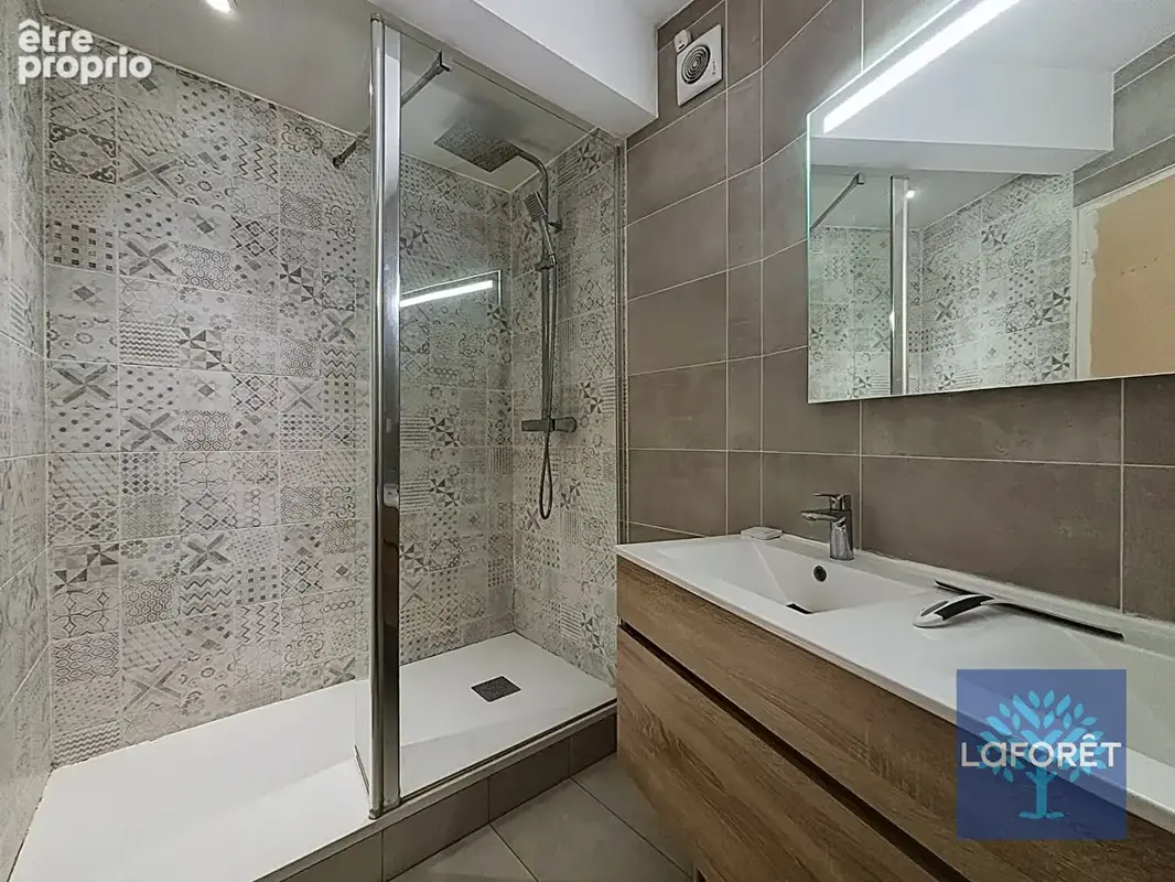 Appartement T4 propre avec double loggia, parking et cave ? Proche gare - photo 3