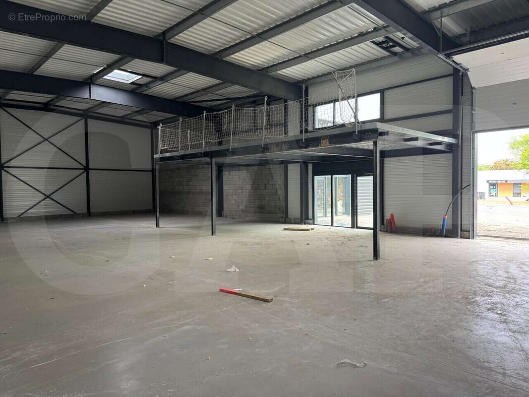 250 m² à Saint-Aubin-Du-Cormier  - photo 4