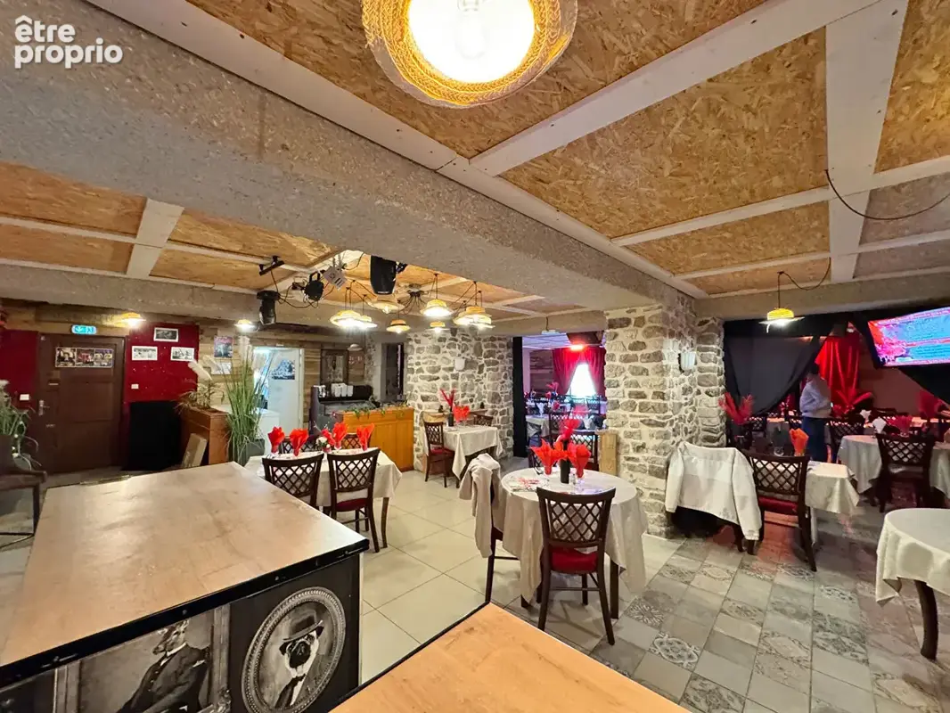 Ancien moulin avec salle de spectacle et habitation, au bord de la Douve, Ag. du Donjon. - photo 5
