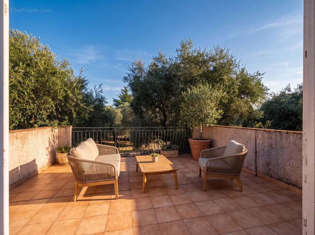 CONTES Maison avec piscine, garage et fort potentiel locatif – calme absolu proche Castellar - photo 13