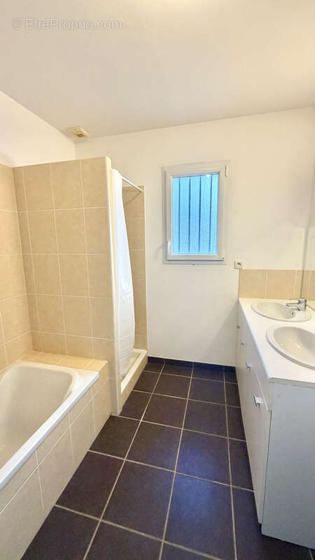 Maison à SAINT-CLEMENT-DE-LA-PLACE