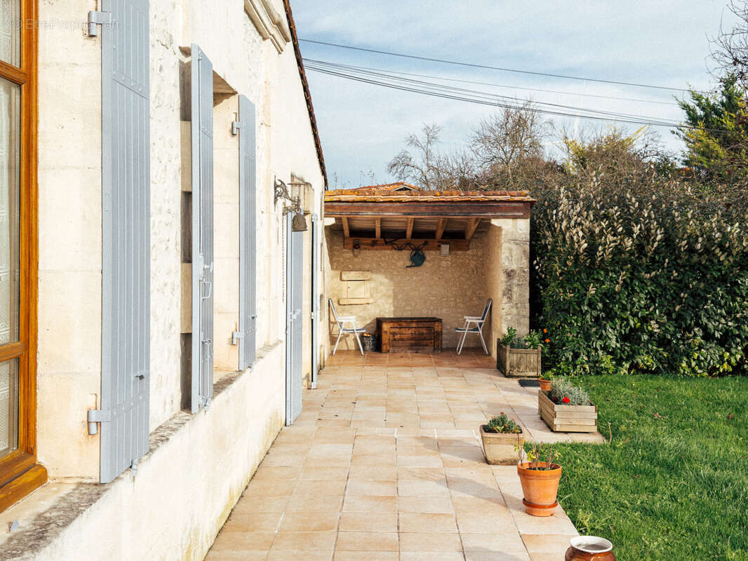 Maison à BAIGNES-SAINTE-RADEGONDE