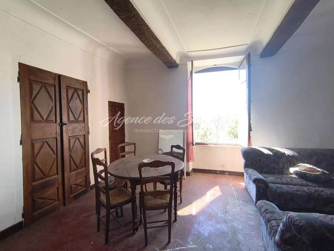 Appartement à VARAGES