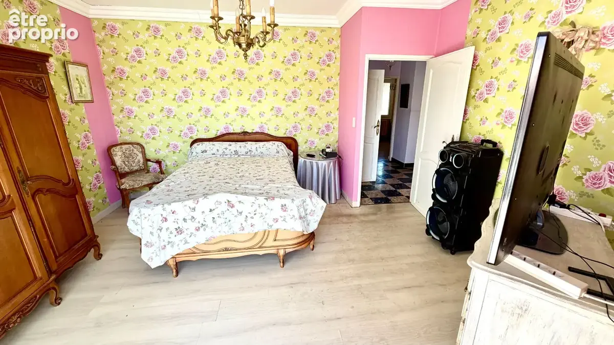 Maison  au calme, proche du centre sur 342 m² de jardin constructible. - photo 7