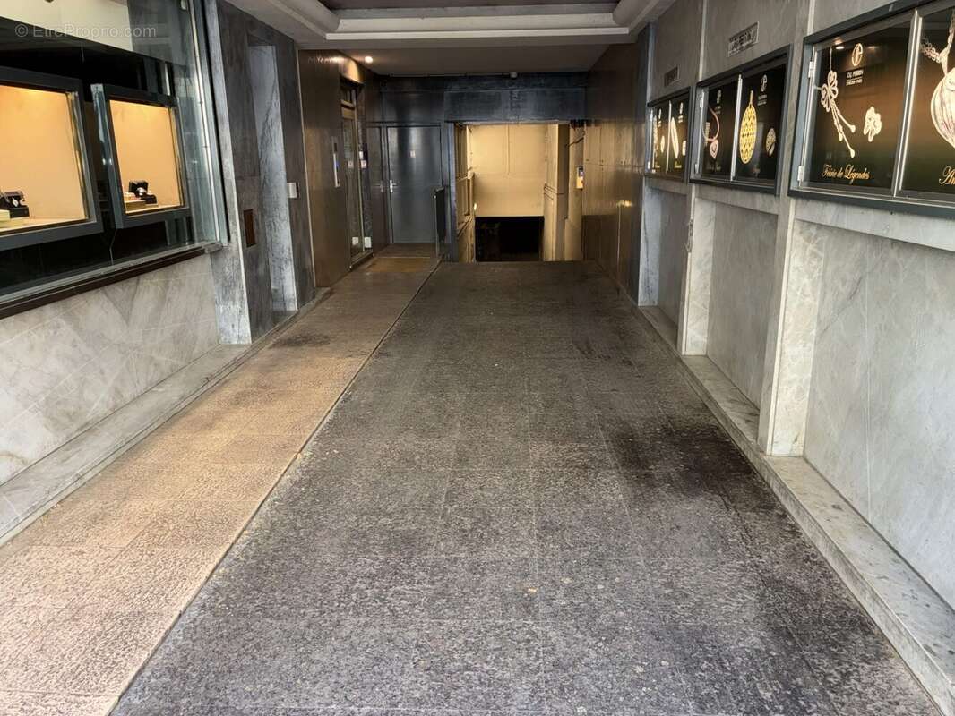 Parking à PARIS-16E