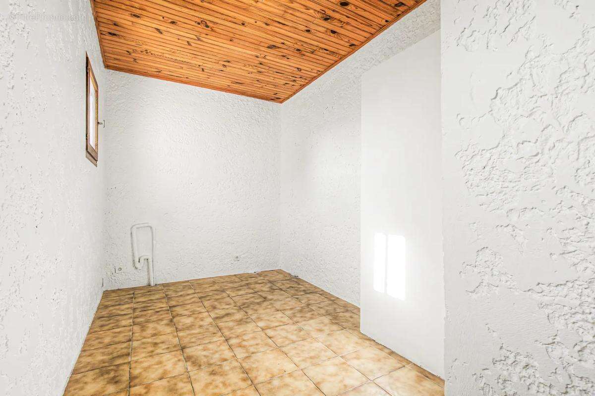 Maison à ENTRAIGUES-SUR-LA-SORGUE