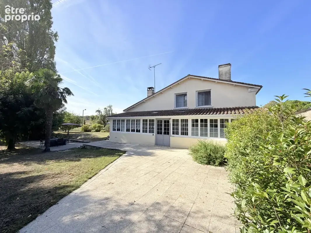 FACADE ENTREE - Maison à SAINT-LAURENT-DES-COMBES
