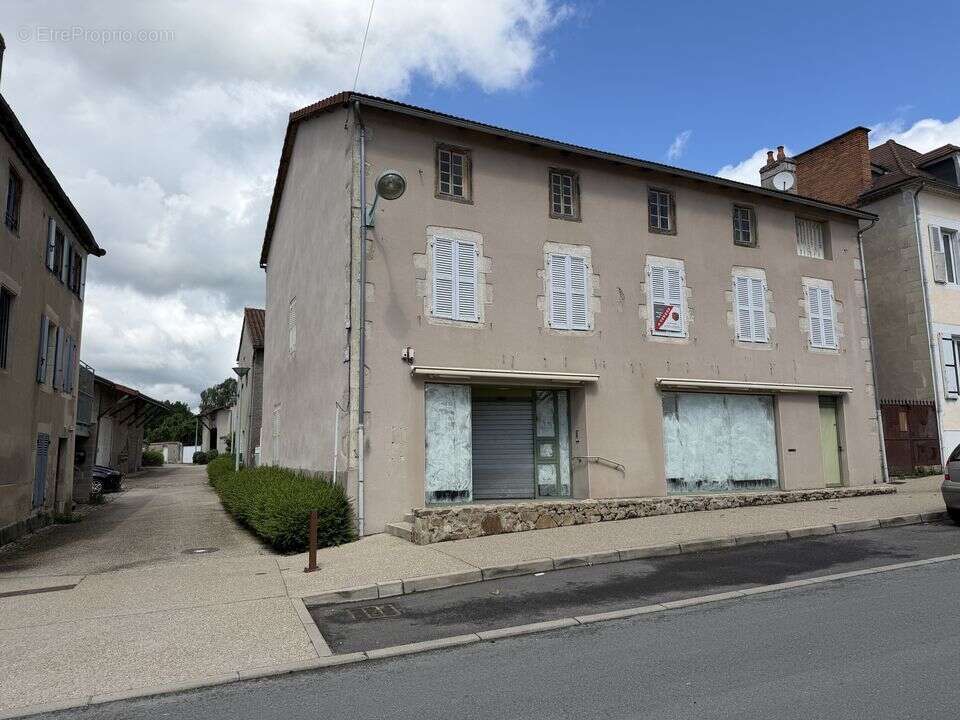 grand local commerce plein centre maison cuisine chambre salon