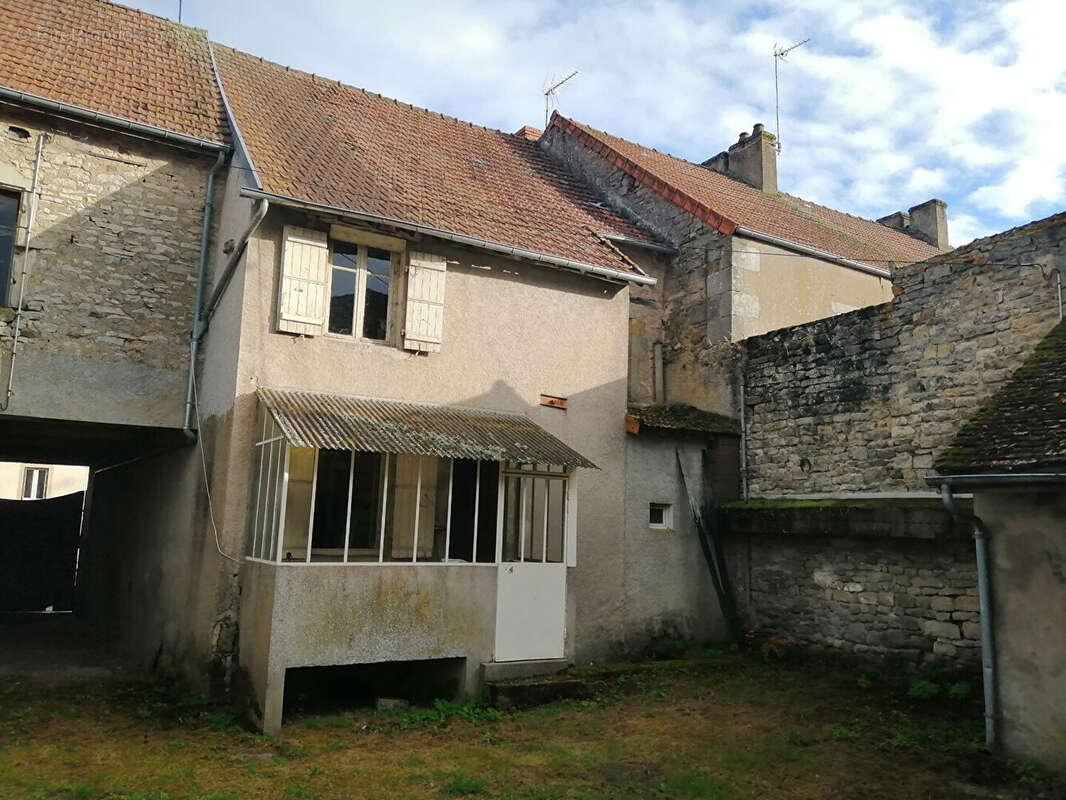 Maison de village à rénover de 128 m² hab. (Quatre chambres) - photo 8
