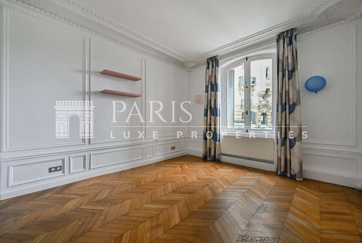 Appartement à PARIS-16E