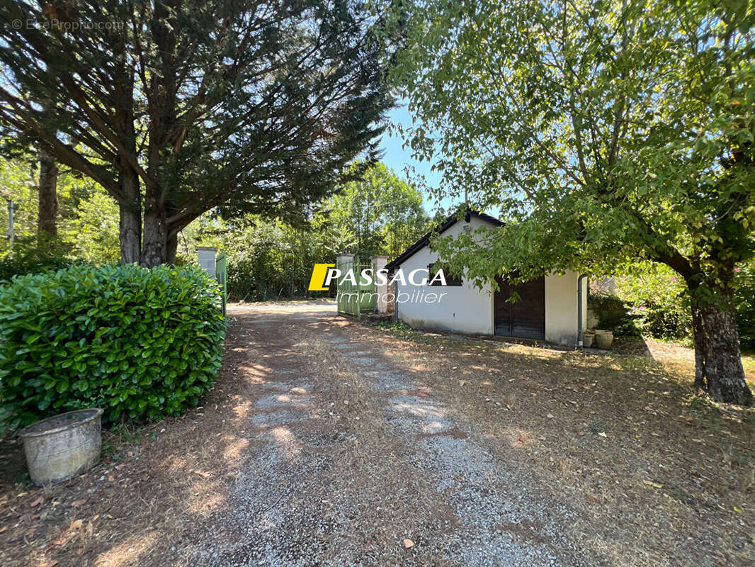 A VENDRE - Maison d'habitation avec parc arboré et piscine - LAISSAC - photo 16