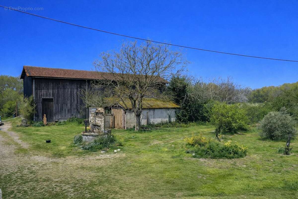 Domaine de 5 à 25 hectares avec lac privé, grange du XVIIe siècle, gîtes et fort potentiel d'exploitation touristique, événement - photo 13