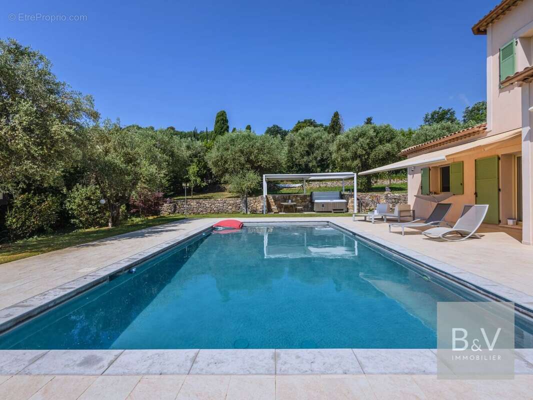 Maison à CHATEAUNEUF-GRASSE