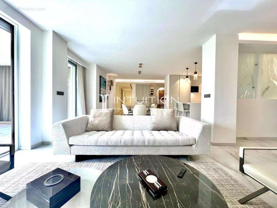 Cannes - Croisette : Magnifique appartement 3 pièces avec vue mer dans une résidence de renom - photo 4