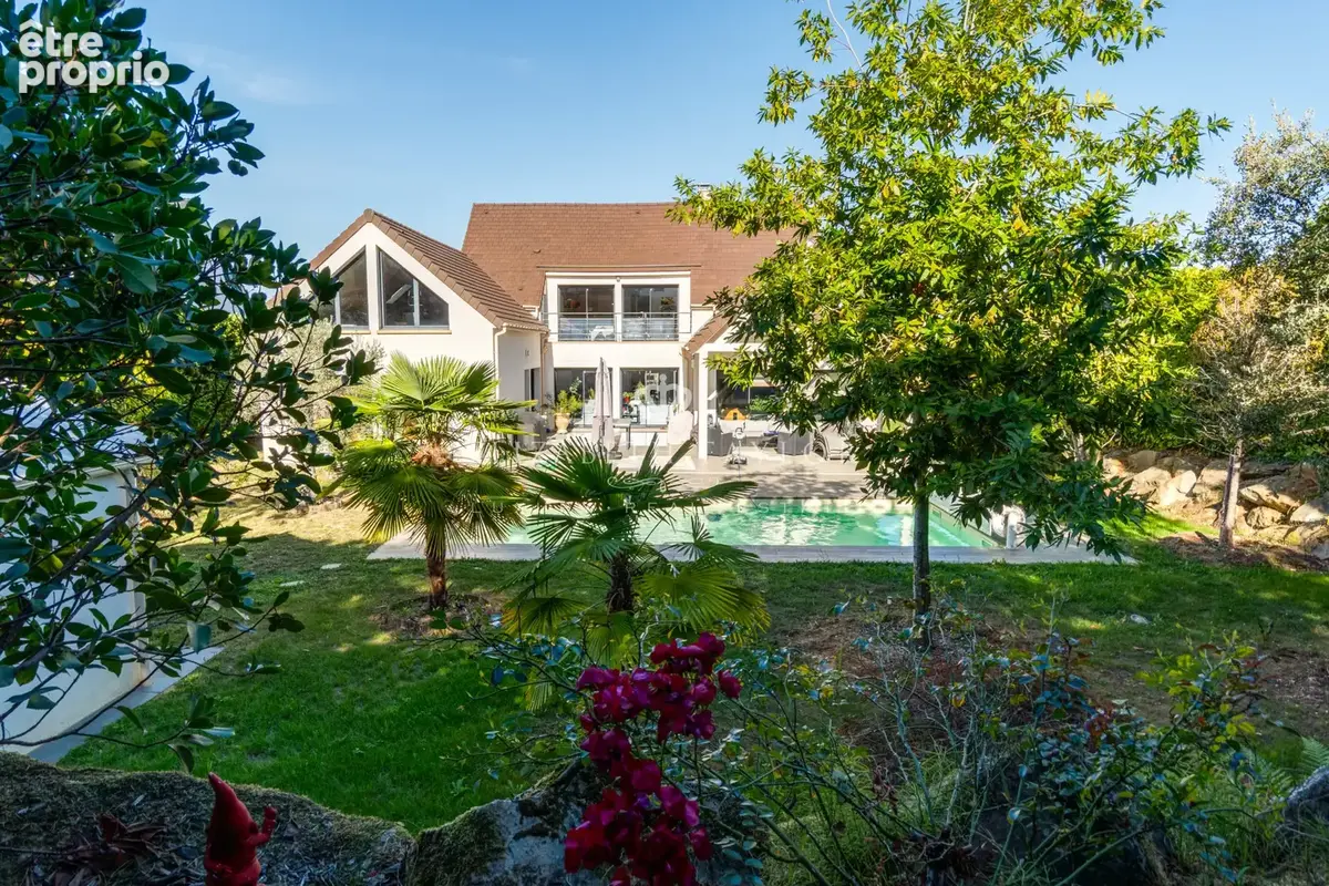 Maison contemporaine familiale de 240 m2 avec piscine sur terrain de 1 340 m2 - photo 2