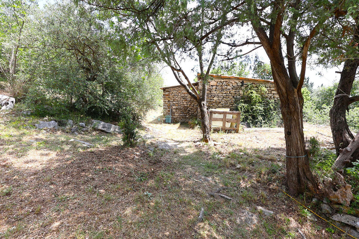 Maison 135 m² avec 2 mazets en pierre et bassin aperçu mer - photo 11