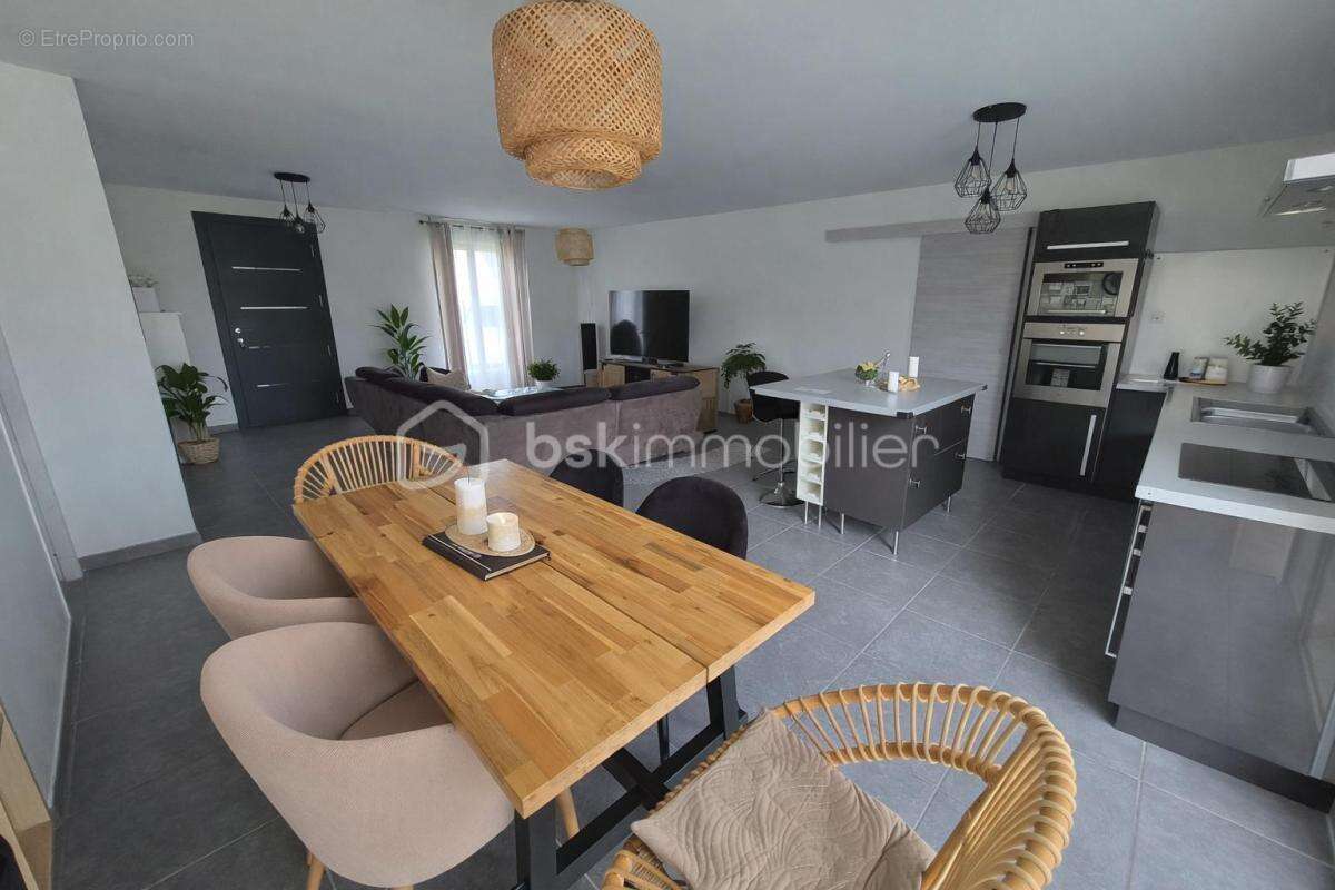 Maison à LIVRY-LOUVERCY