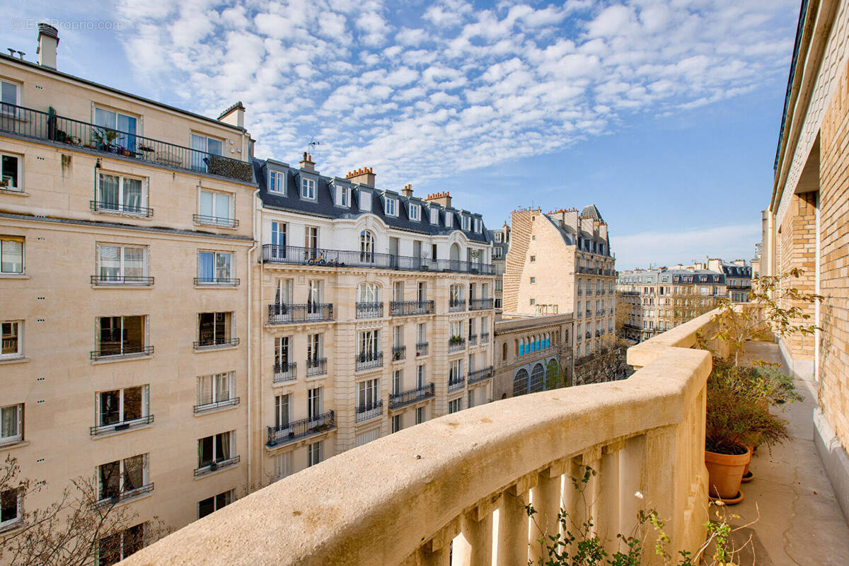 Appartement à PARIS-16E