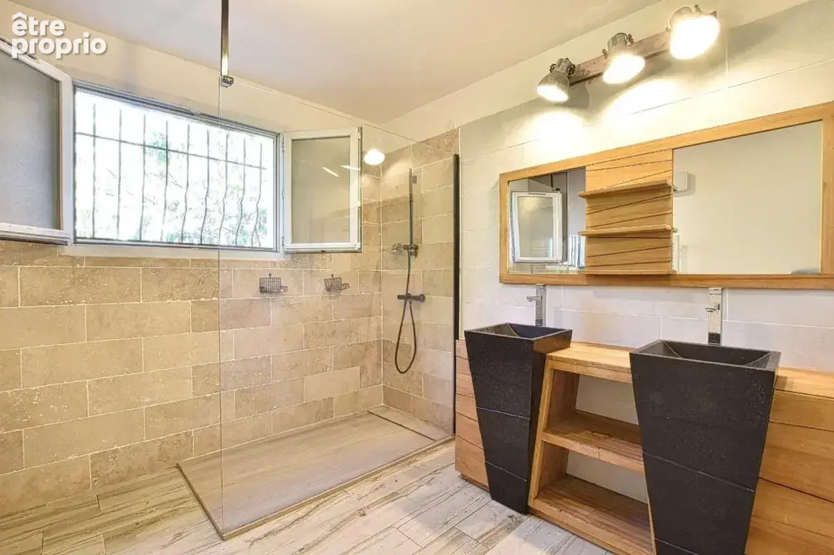 Villa de plain-pied avec piscine et appartement indépendant au calme - photo 9