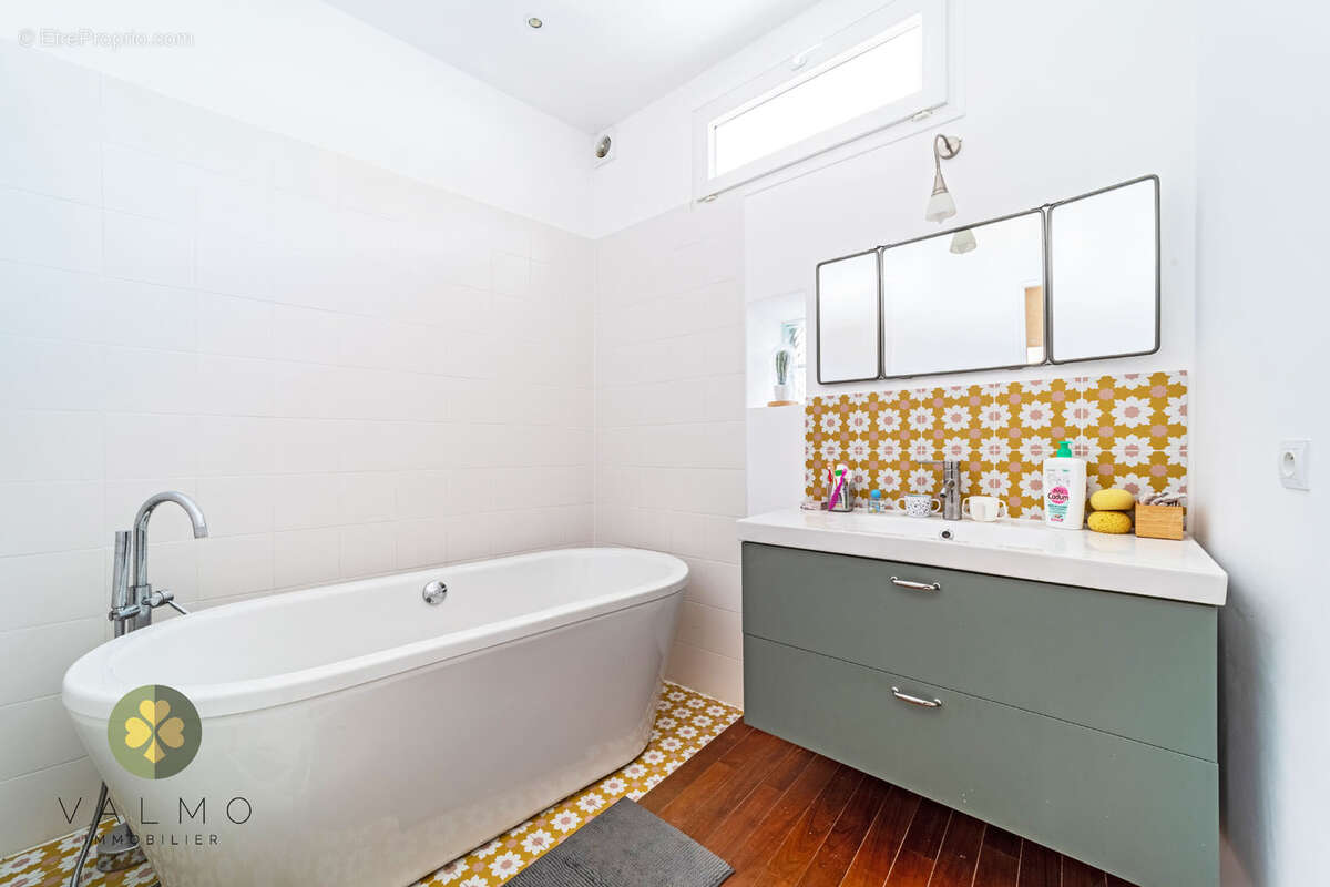 Maison à LA QUEUE-LES-YVELINES