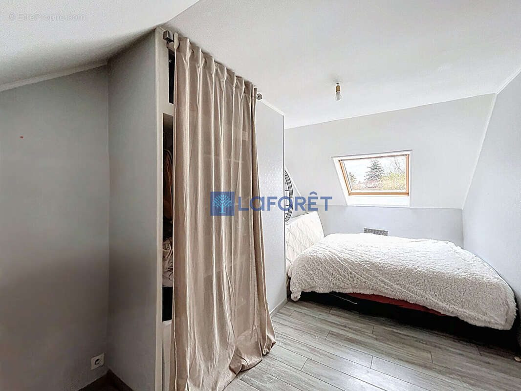 Maison 6 pièces 4 chambres - Quartier des fleurs - SAINT-PIERRE-DU-PERRAY - photo 15