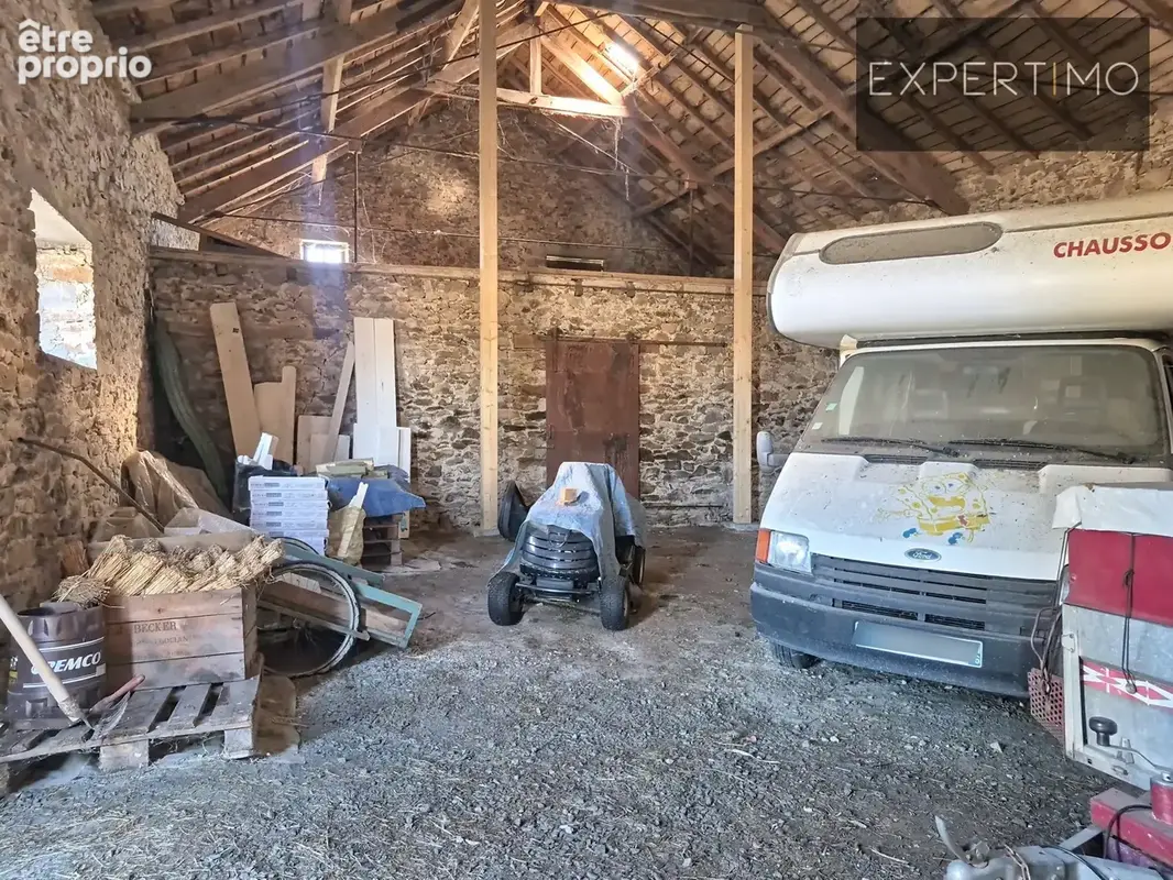 Ancien corps de ferme en pierre   165 m2, nombreuses dépendances et autonomie énergétique - photo 6