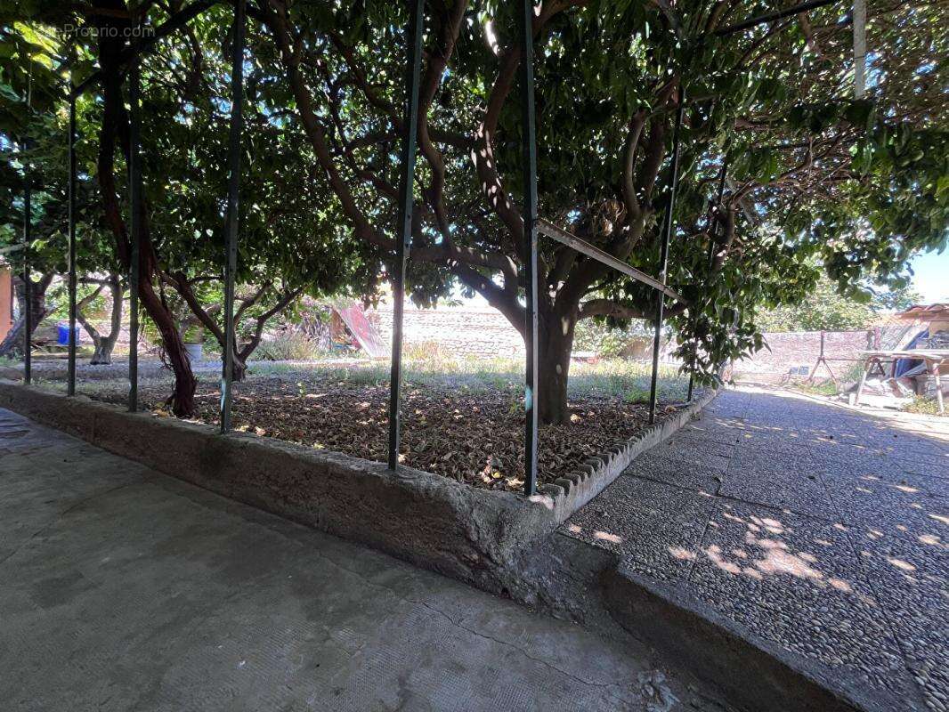 Charmante maison familiale de 230 m² avec double garage et jardin sur un terrain deux faces - photo 6