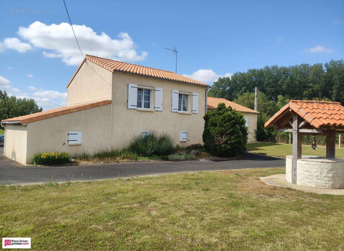Maison à FRONTENAY-ROHAN-ROHAN
