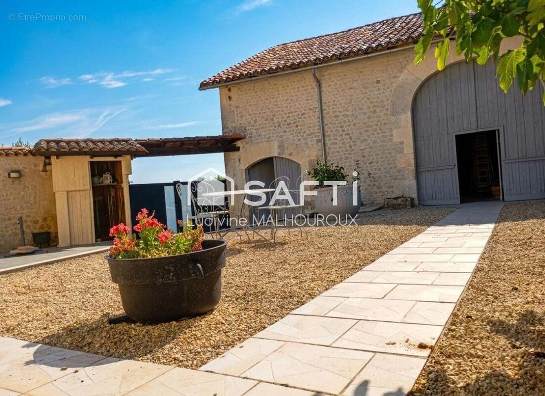 Photo 3 - Maison à SALLES-LAVALETTE