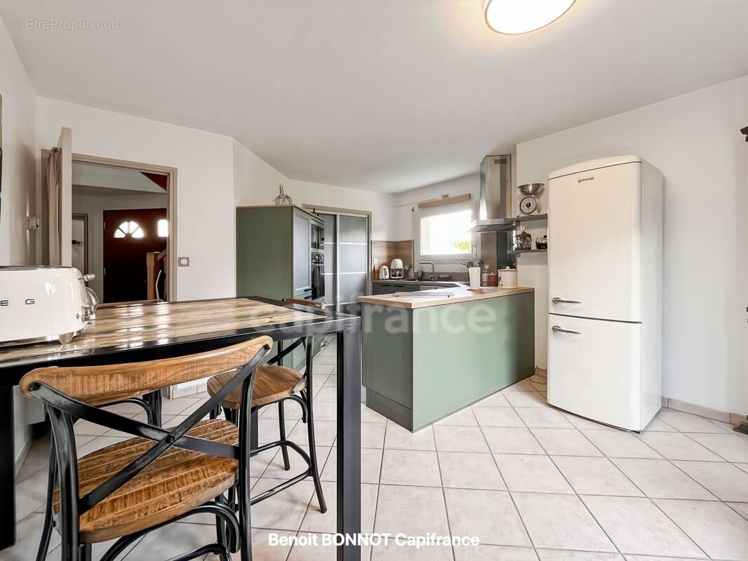 Piscine chauffée, terrain de 2 261 m², vue dominante et rénovation complète en 2024 : découvrez cette superbe maison familiale s - photo 7
