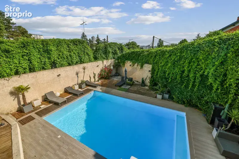 Champagne au Mont d’Or : maison familiale de 208 m2, 5 chambres, piscine, jardin paysager et terrasses. - photo 15